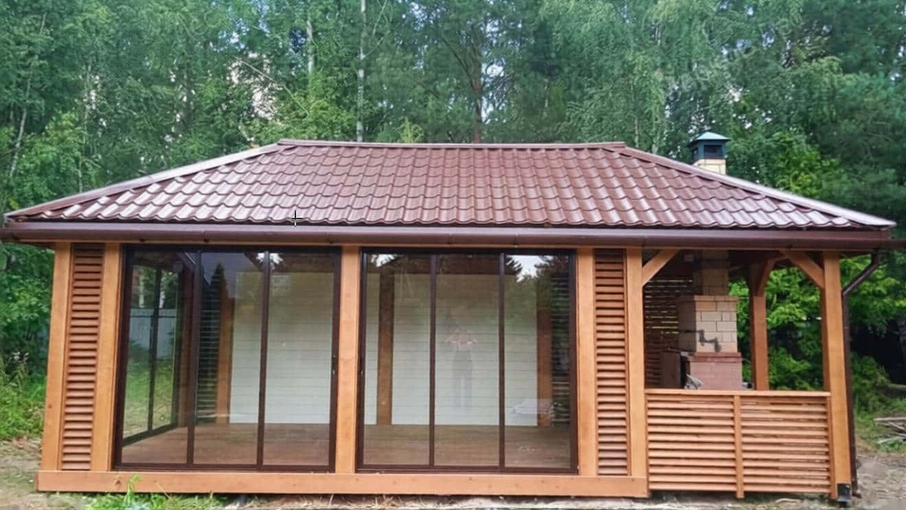 Интерьер закрытой беседки 2613 с панорамным остеклением